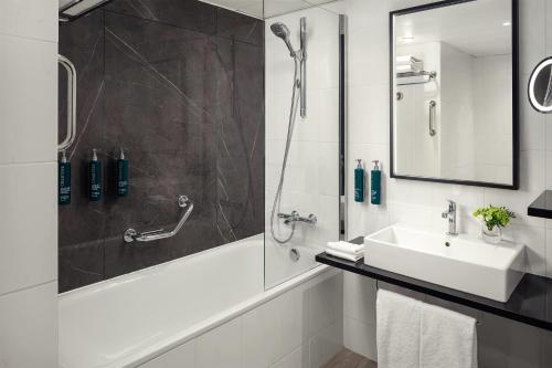 Habitación con cama grande del hotel Hilton Prague Atrium. Foto 1