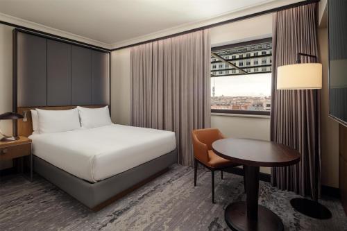 Habitación con cama grande del hotel Hilton Prague Atrium. Foto 3