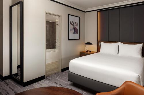 Habitación con cama grande del hotel Hilton Prague Atrium. Foto 4