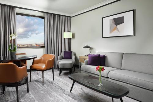 Suite Executive con cama doble grande del hotel Hilton Prague Atrium. Foto 1