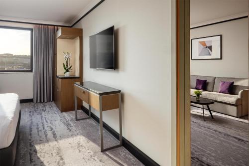 Suite Executive con cama doble grande del hotel Hilton Prague Atrium. Foto 2