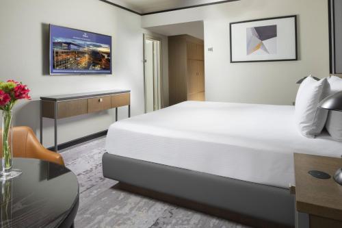 Suite Executive con cama doble grande del hotel Hilton Prague Atrium. Foto 4