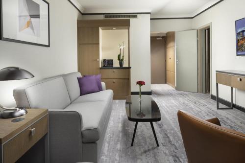 Suite Executive con cama doble grande del hotel Hilton Prague Atrium. Foto 5