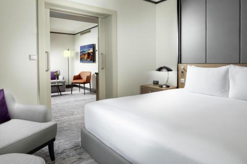 Suite Junior del hotel Hilton Prague Atrium. Foto 1