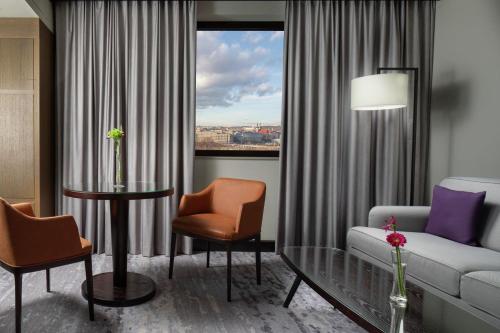 Suite Junior del hotel Hilton Prague Atrium. Foto 3