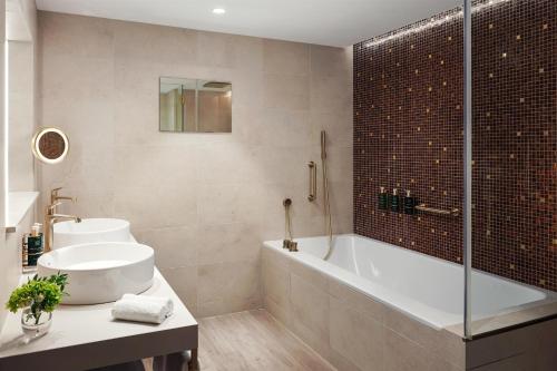 Suite Apartamento con cama extragrande del hotel Hilton Prague Atrium. Foto 1