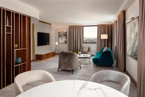 Suite Apartamento con cama extragrande del hotel Hilton Prague Atrium. Foto 2