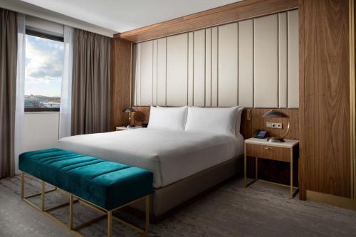 Suite Apartamento con cama extragrande del hotel Hilton Prague Atrium. Foto 3
