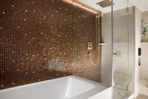 Suite Apartamento con cama extragrande del hotel Hilton Prague Atrium. Foto 5