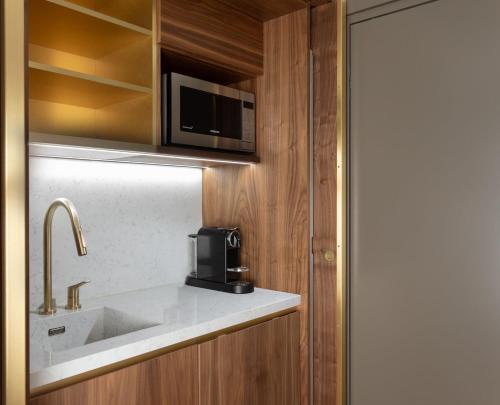 Suite Apartamento con cama extragrande del hotel Hilton Prague Atrium. Foto 6