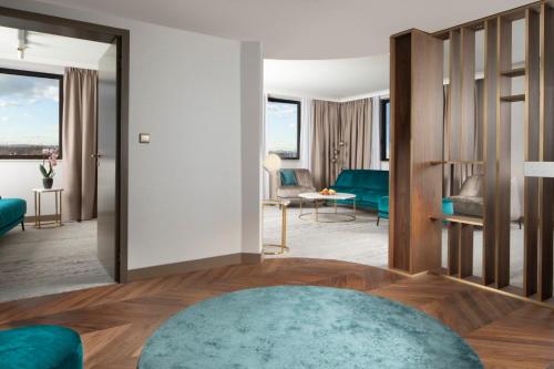 Suite Apartamento con cama extragrande del hotel Hilton Prague Atrium. Foto 9