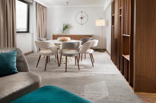 Suite Apartamento con cama extragrande del hotel Hilton Prague Atrium. Foto 10