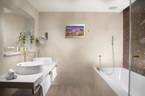 Suite Apartamento con cama extragrande del hotel Hilton Prague Atrium. Foto 12