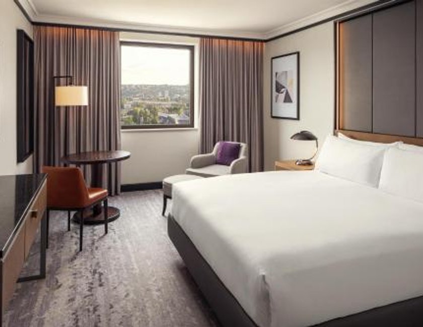 Habitación Executive con cama extragrande del hotel Hilton Prague Atrium. Foto 4