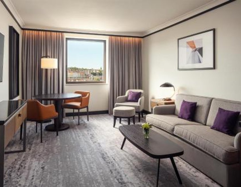 Suite Executive con cama doble grande del hotel Hilton Prague Atrium. Foto 1