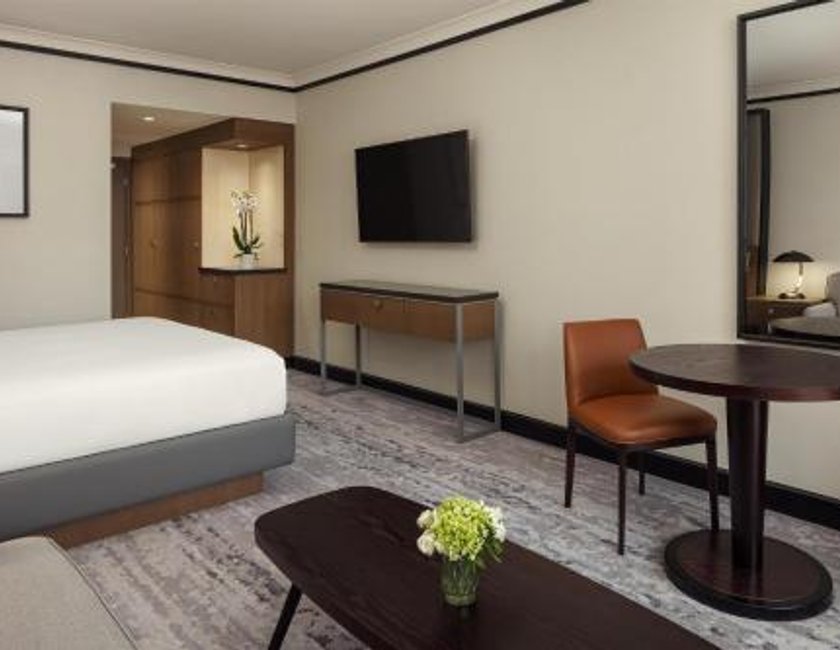 Habitación Familiar con cama extragrande y sofá cama del hotel Hilton Prague Atrium. Foto 1