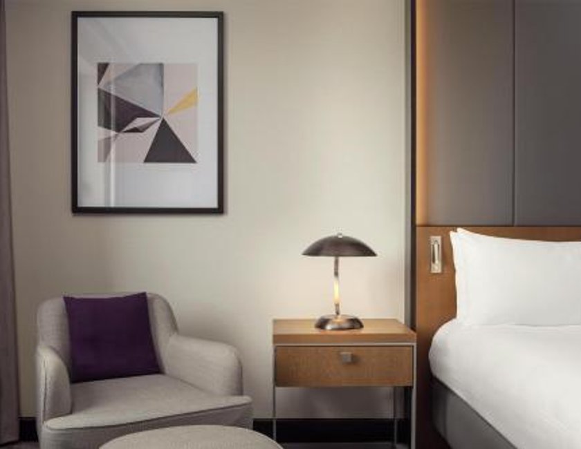 Habitación con cama extragrande del hotel Hilton Prague Atrium. Foto 7