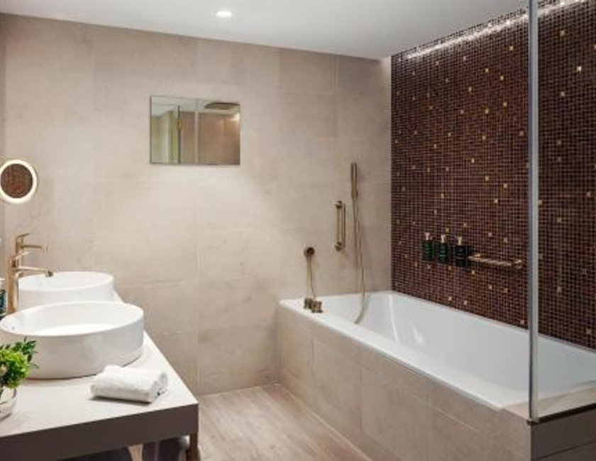 Suite Apartamento con cama extragrande del hotel Hilton Prague Atrium. Foto 3