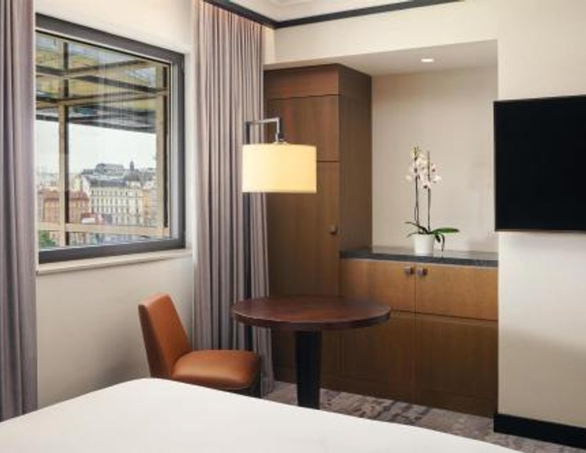Habitación con cama grande del hotel Hilton Prague Atrium. Foto 2