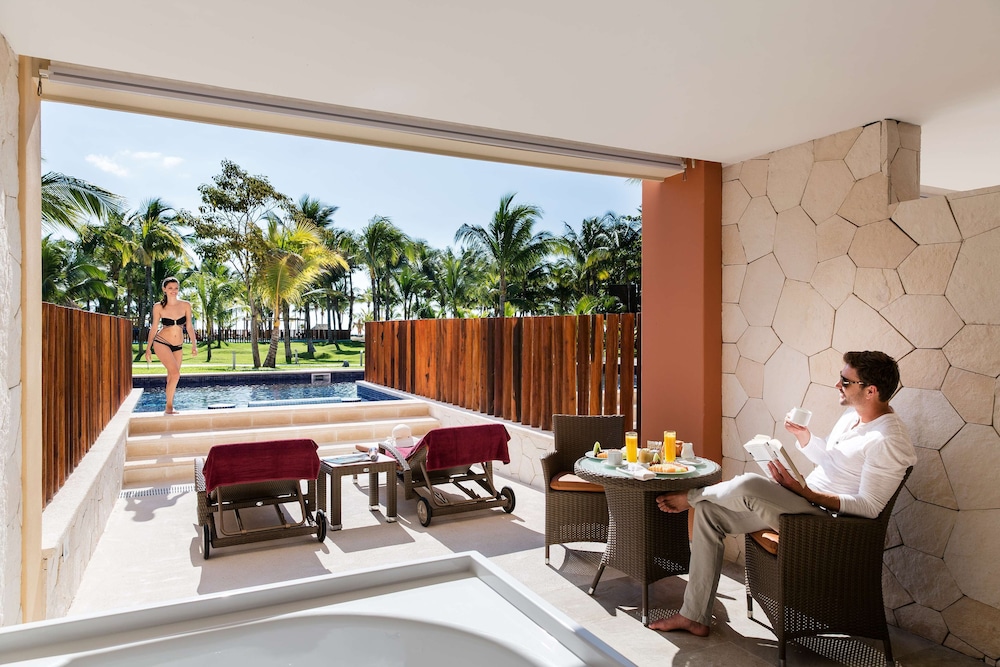 Suite junior (Swim Up Premium Level) del hotel Barceló Maya Caribe - All Inclusive. Foto 4