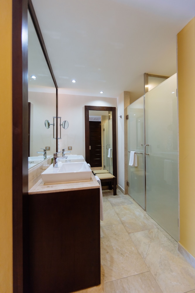 Suite junior (Swim Up Premium Level) del hotel Barceló Maya Caribe - All Inclusive. Foto 5