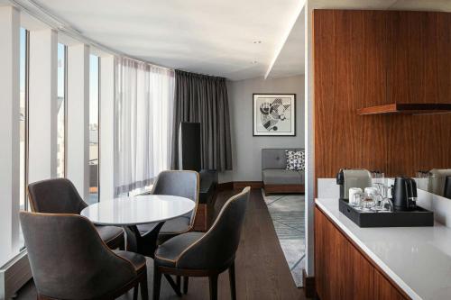 Habitación Superior - 1 cama grande del hotel Prague Marriott. Foto 2