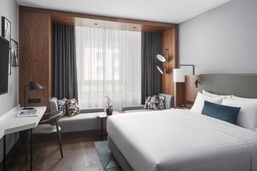 Habitación Club con acceso al club M - 1 cama extragrande del hotel Prague Marriott. Foto 1