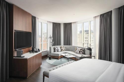 Habitación Club con acceso al club M - 1 cama extragrande del hotel Prague Marriott. Foto 2