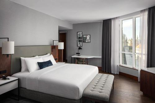 Habitación Club con acceso al club M - 1 cama extragrande del hotel Prague Marriott. Foto 3