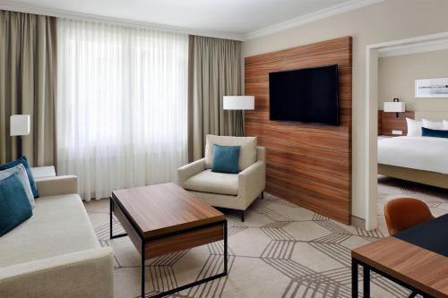 Suite Familiar con sofá del hotel Prague Marriott