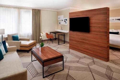 Suite Familiar con sofá del hotel Prague Marriott. Foto 1
