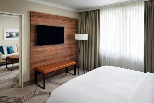 Suite Familiar con sofá del hotel Prague Marriott. Foto 2