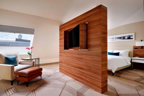 Suite Dúplex de 2 plantas con acceso al club M - 1 cama extragrande del hotel Prague Marriott