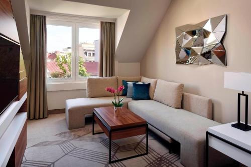 Suite Dúplex de 2 plantas con acceso al club M - 1 cama extragrande del hotel Prague Marriott. Foto 2
