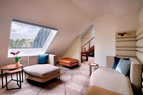 Suite Dúplex de 2 plantas con acceso al club M - 1 cama extragrande del hotel Prague Marriott. Foto 3