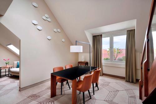 Suite Dúplex de 2 plantas con acceso al club M - 1 cama extragrande del hotel Prague Marriott. Foto 4