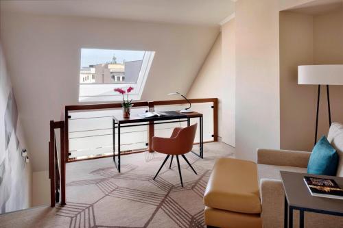 Suite Dúplex de 2 plantas con acceso al club M - 1 cama extragrande del hotel Prague Marriott. Foto 5