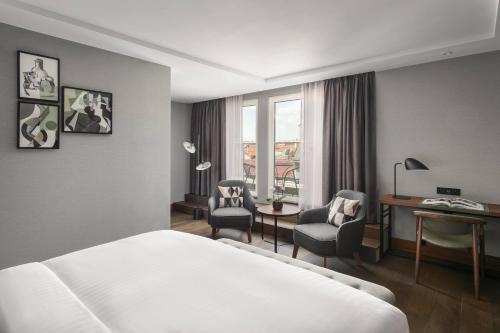 Habitación con balcón del hotel Prague Marriott