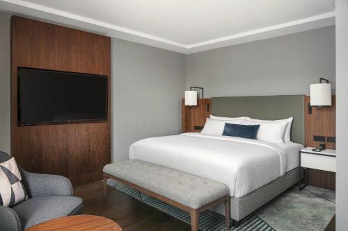 Habitación con balcón del hotel Prague Marriott. Foto 1