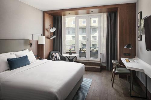 Habitación con balcón del hotel Prague Marriott. Foto 2