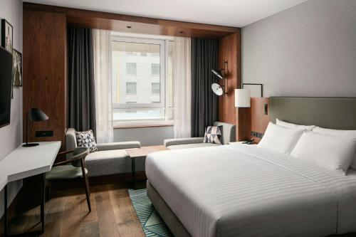 Habitación con balcón del hotel Prague Marriott. Foto 4