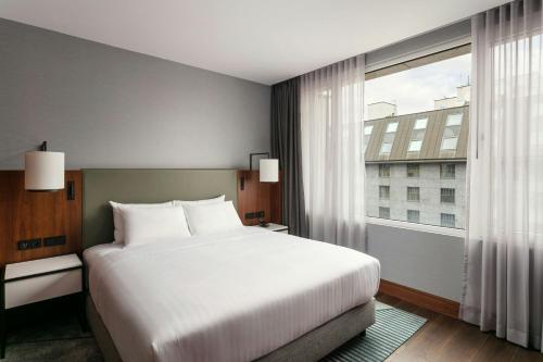 Habitación con balcón del hotel Prague Marriott. Foto 5