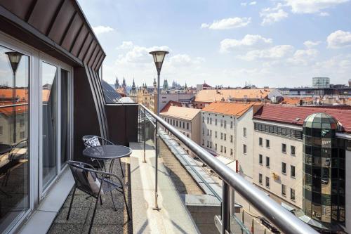 Habitación con balcón del hotel Prague Marriott. Foto 6