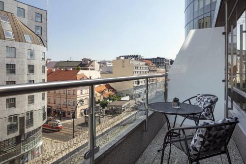 Habitación con balcón del hotel Prague Marriott. Foto 7