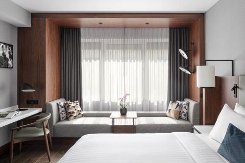 Habitación Superior con cama extragrande del hotel Prague Marriott