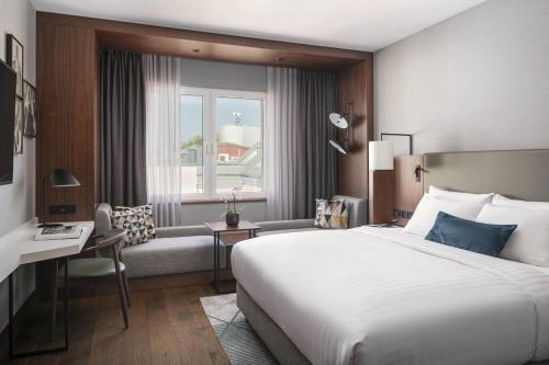 Habitación Superior con cama extragrande del hotel Prague Marriott. Foto 1
