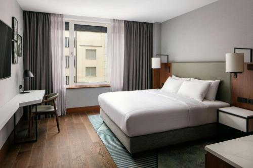 Habitación Superior con cama extragrande del hotel Prague Marriott. Foto 2