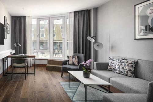 Suite Club de 1 dormitorio con balcón y acceso al club M - 1 cama extragrande del hotel Prague Marriott