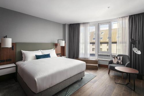 Suite Club de 1 dormitorio con balcón y acceso al club M - 1 cama extragrande del hotel Prague Marriott. Foto 2