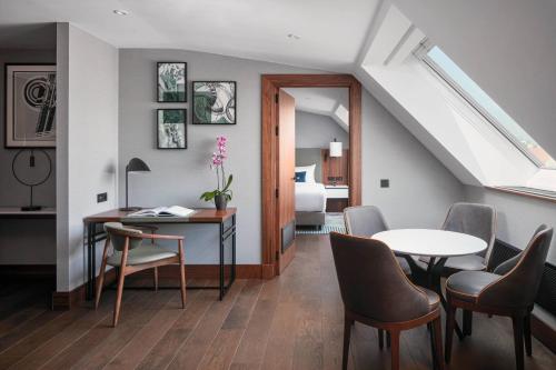 Suite Club de 1 dormitorio con acceso al club M - 1 cama extragrande del hotel Prague Marriott